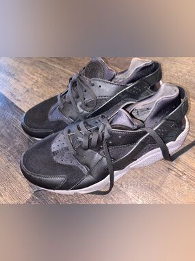 Nike Men’s Black and White Low-Top Sneakers